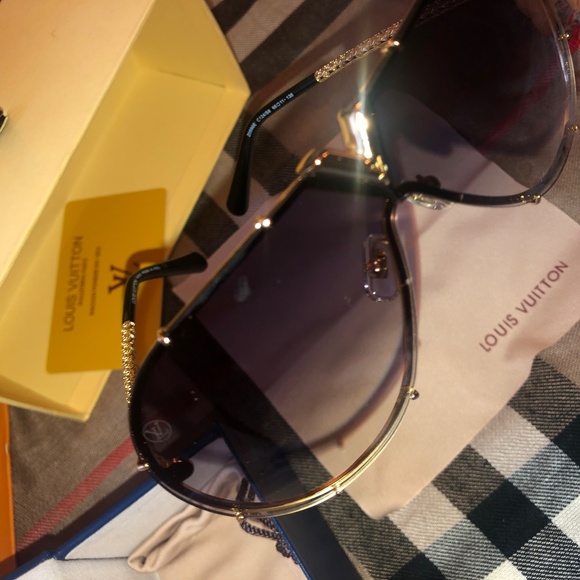 Sunglasses with v in the middle Clearance